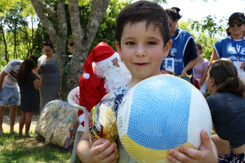 Crianças foram presenteadas com bolas e bonecas. Foto: Jeferson Bertolini