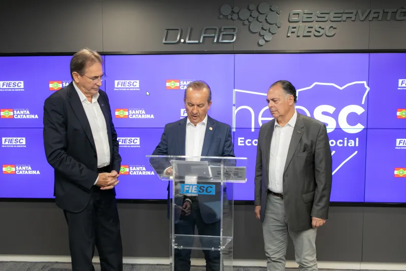 Mario Aguiar, da FIESC, governador Jorginho Mello, e o 1° vice-presidente da FIESC, Gilberto Seleme (foto: Filipe Scotti)