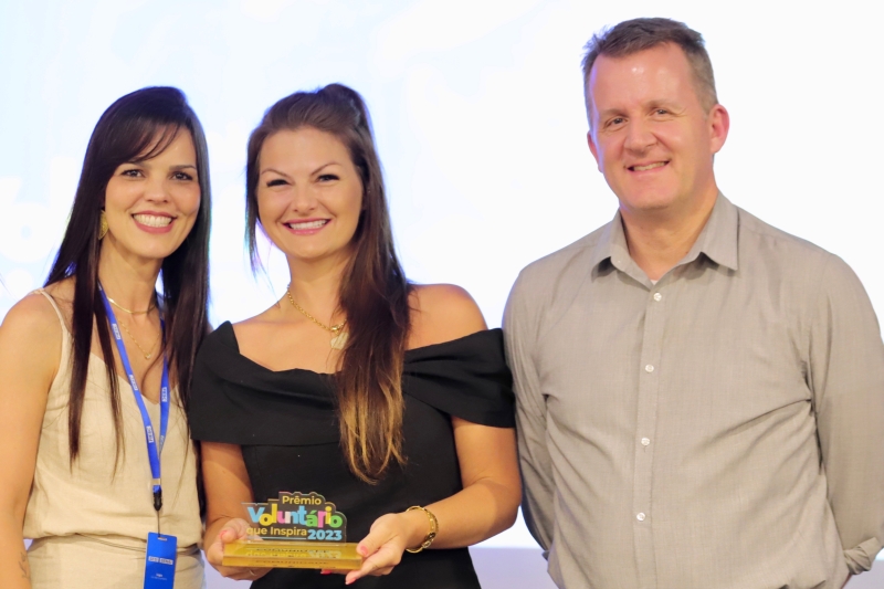 Adriana Constante, vencedora na categoria Comunidade, recebe o troféu. Foto: Lisandro de Almeida