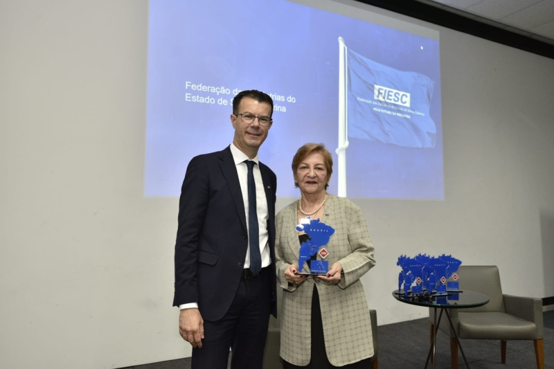 Maria Teresa Bustamante recebeu o troféu Destaque Mercosul (Elis Pereira) 