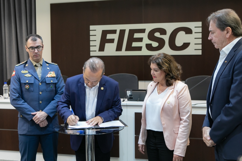 Assinatura o decreto ocorreu na sede da FIESC (Foto: Filipe Scotti)