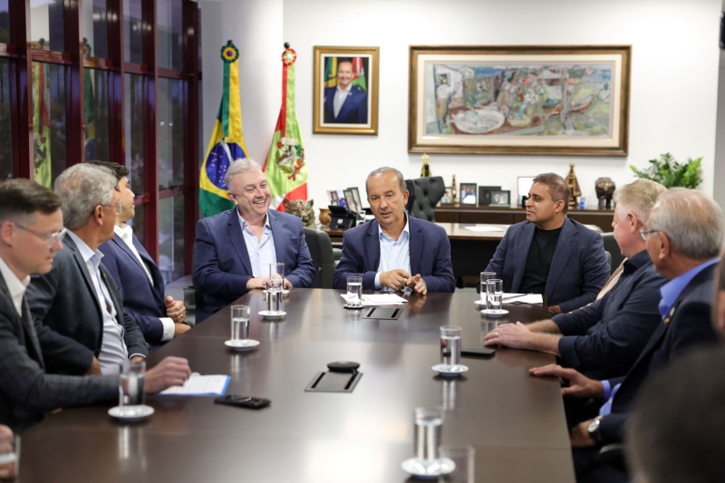 Para viabilizar os investimentos, o governador Jorginho Mello assinou protocolos de intenção com as duas empresas. Foto: Eduardo Valente/SECOM
