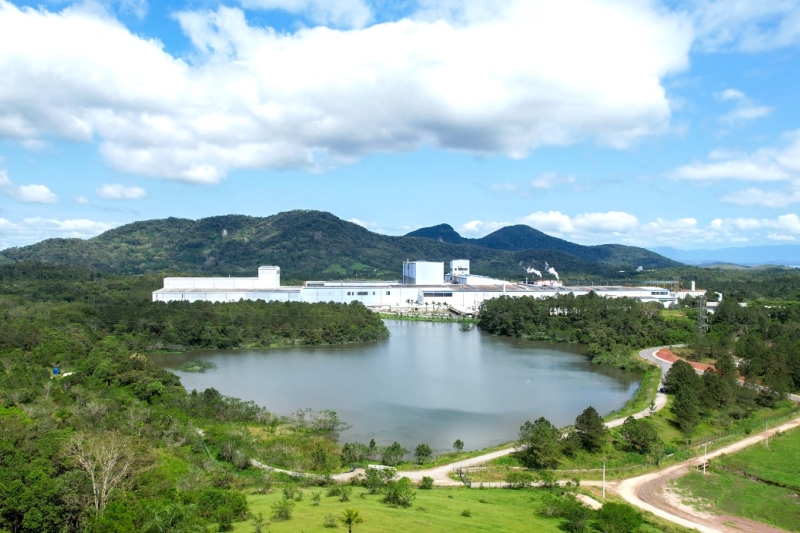 Unidade possui um reservatório artificial com 220 mil m³ de água proveniente de captação de chuva.  Foto: Divulgação/ArcelorMittal