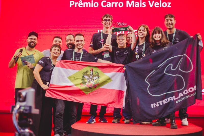 Premiação da equipe Interlagos, com o carro mais veloz da competição. Foto: Vanessa Lima