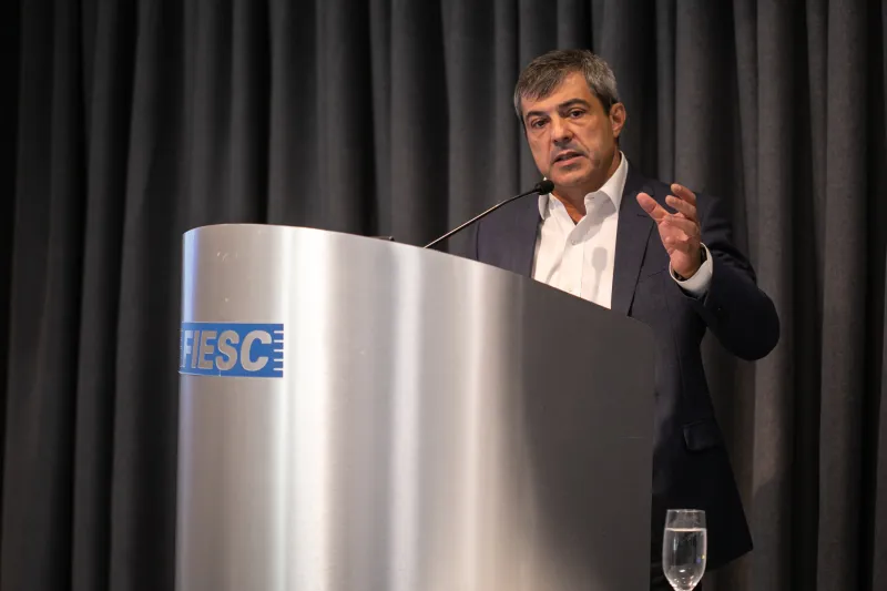 Juros estão bizarramente altos no Brasil, diz Roberto Padovani