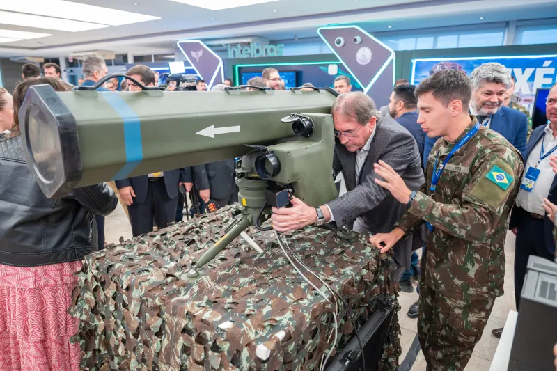Presidente da FIESC experimenta simulador em exposição na SC Expo Defense. (foto: Fabricio de Oliveira)