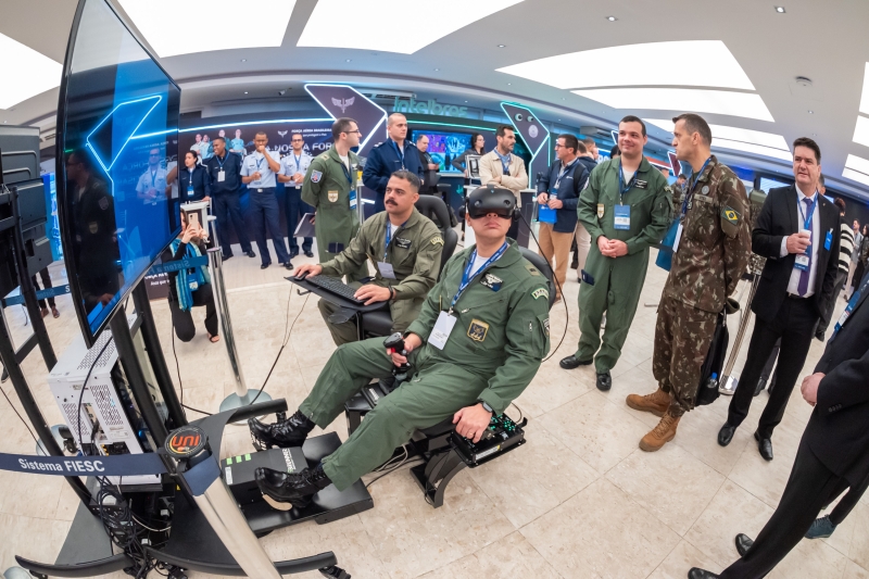 Participantes experimentam simulador de voo na SC Expo Defense. (Foto: Fabricio de Oliveira)