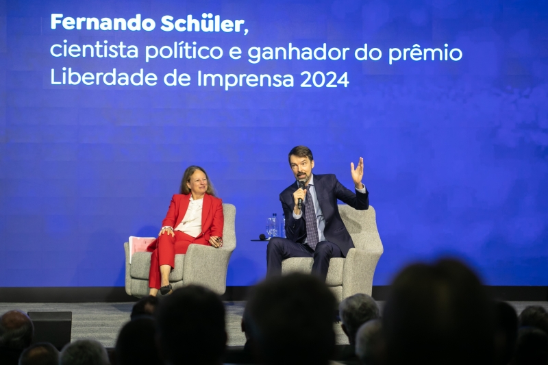 Deborah Vieitas e Fernando Schüler debatem permacrise em evento na FIESC