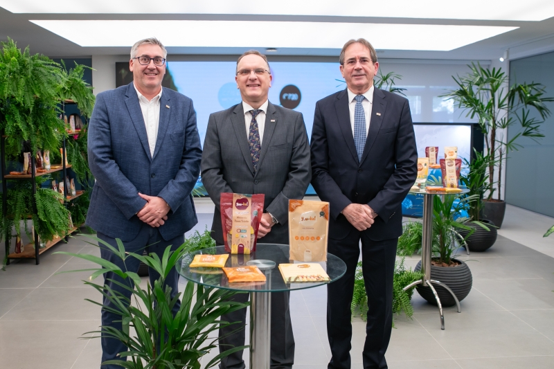 Os empresários Alex Ohf (e) e André Odebrecht apresentaram novos produtos da Cassava ao presidente da FIESC, Mario Cezar de Aguiar. Foto: Filipe Scotti