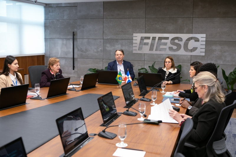 FIESC aproxima relações com comitiva da República Dominicana
