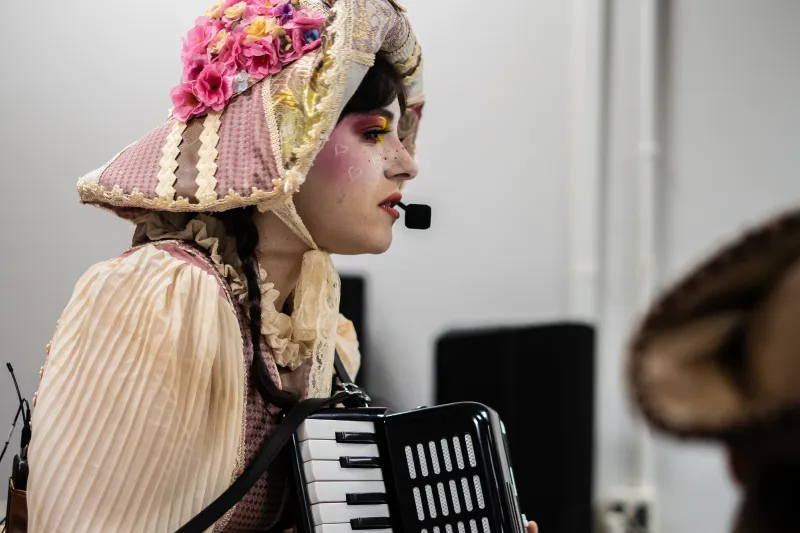 Atriz de peça de teatro apresentada aos alunos (Divulgação)