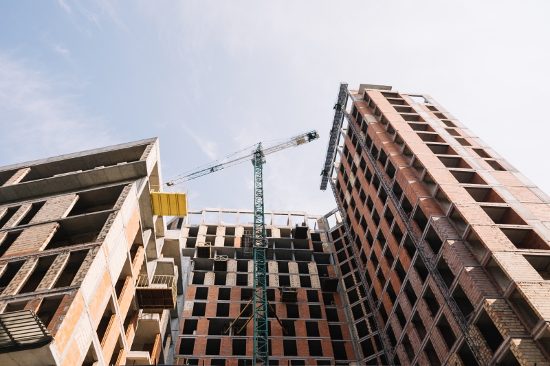 Setor de construção de edifícios perde 5,6% da receita líquida com custos regulatórios. (Foto: Freepik)