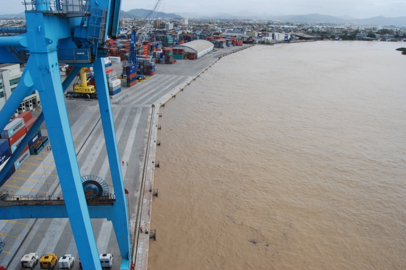 Complexo portuário de Itajaí depende de dragagem constante para manter operações. (Foto: Porto de Itajaí / Divulgação)