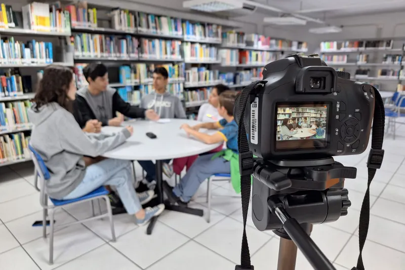 Pessoas podem ser voluntárias em oficinas profissionais, como fotografia (Divulgação)
