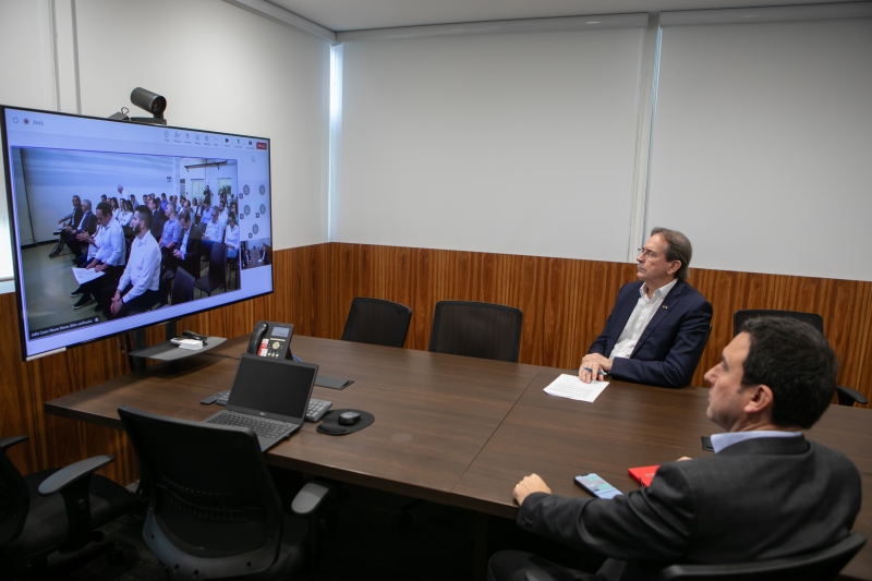 Mario Aguiar e Fabrízio Pereira (d), diretor regional do SENAI/SC, participaram on-line  (Foto: Filipe Scotti)