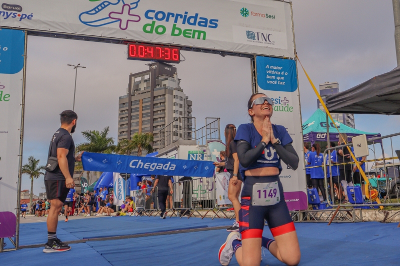 Participante celebra na linha de chegada; percursos foram de 5km e 10km (Whellinton Rocha)