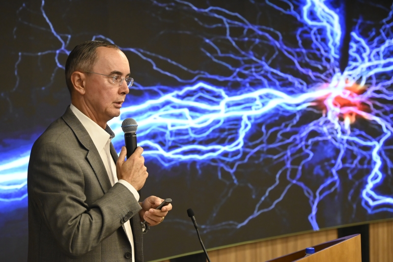 Knihs durante palestra na FIESC em março (foto: Fabrízio de Oliveira)