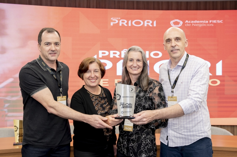 Equipe da Videplast mostra troféu de segundo lugar no Prêmio de Reinvenção (Divulgação)