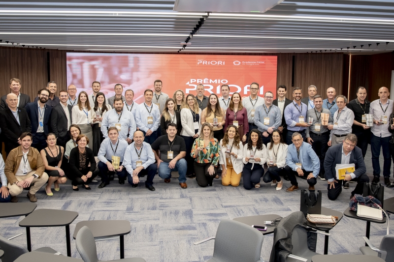 Grupos participantes posam para foto coletiva no auditório da Academia (Divulgação)