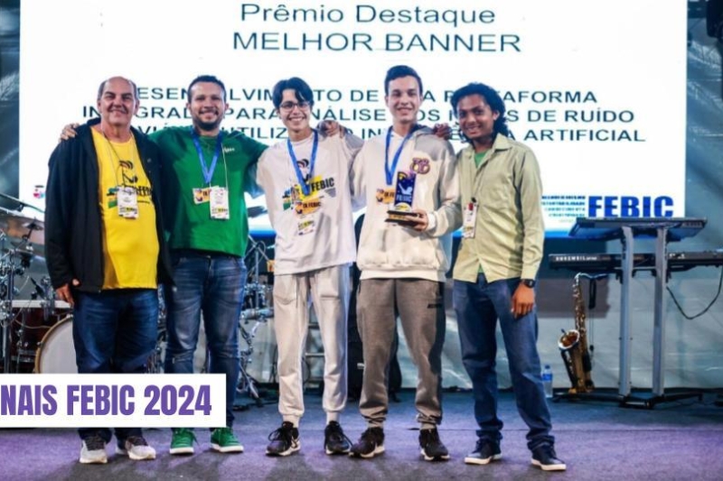 Equipe recebe premiação na FEBIC, feira concorrida no país (Divulgação)