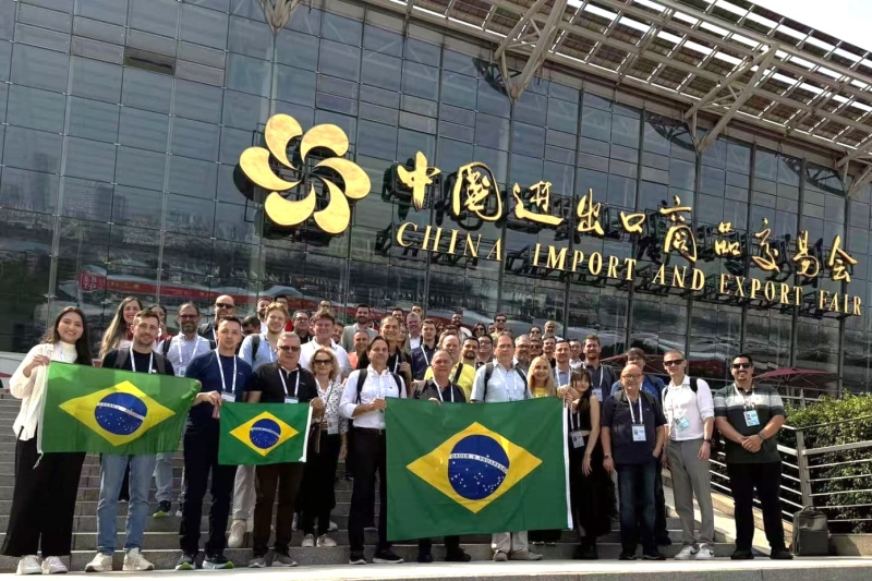 Grupo de 55 empresários visita expositores na Canton Fair. (foto: Paulo Koerich)