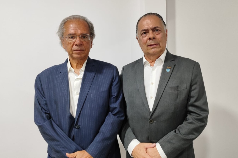 Guedes foi recebido pelo presidente em exercício da FIESC, Gilberto Seleme. Foto: Divulgação