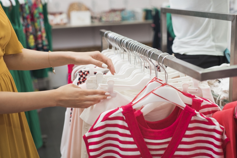 13º e proximidade com festas de fim de ano estimulam compras de vestuário.