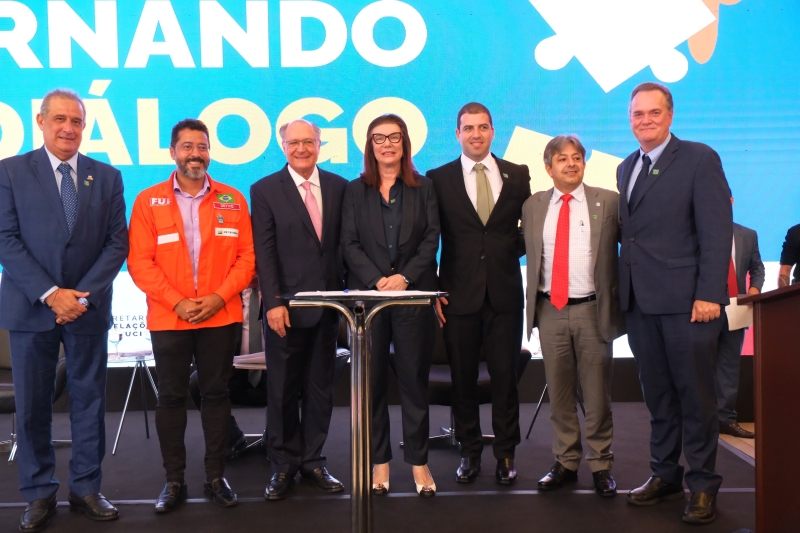 Cerimônia de assinatura. Da esquerda para a direita: Sergio Bacci, presidente da Transpetro, Deyvid Bacelar, coordenador geral da FUP, Geraldo Alckmin, vice-presidente da República, Magda Chambriard, presidente da Petrobras, Ugo Alvarenga Fernandez y Fernandez, diretor executivo da Bram Offshore, Carlos Eduardo Pereira, presidente da Starnav, e Claudio Schlosser, diretor executivo de Logística, Comercialização e Mercados da Petrobras. Foto: Nelson Mendes/Petrobras