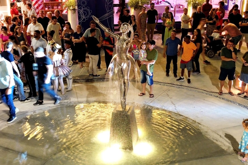 Prefeitura de Joinville inaugura praça com bailarina de aço em tamanho real