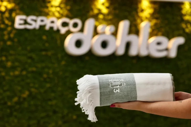 Toalha de praia Solaris, feita com fios de garrafa PET. Foto: Divulgação/Döhler
