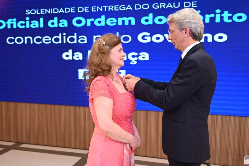 Mônica recebe a honraria do embaixador francês (foto: Fabrício de Almeida)