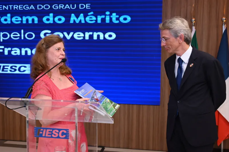 Historiadora e o embaixador francês durante a solenidade (foto: Fabrício Almeida)