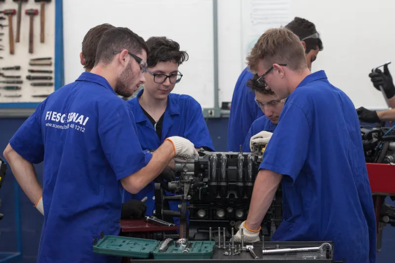 Ao longo do dia, turmas conciliam aula no SENAI/SC e trabalho na empresa contratante (Filipe Scotti)