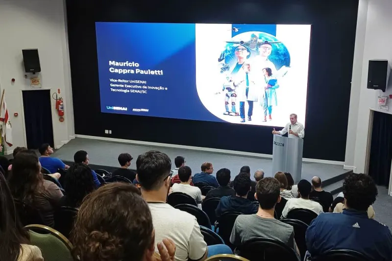 Vice-reitor recebeu estudantes da primeira turma no auditório do campi de Florianópolis (Divulgação)