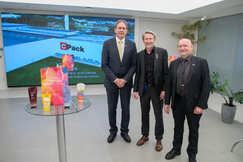 Mario Cezar Aguiar (e), presidente da FIESC; Luiz Gonzaga Coelho (c), conselheiro da C-Pack e do SESI/SC, e Maurício Coelho (d), CEO da C-Pack Brasil (foto: Filipe Scotti)