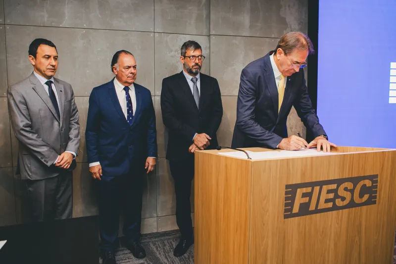 Protocolos de intenções foram assinados nesta sexta-feira, durante reunião de diretoria da FIESC. Foto: Filipe Scotti