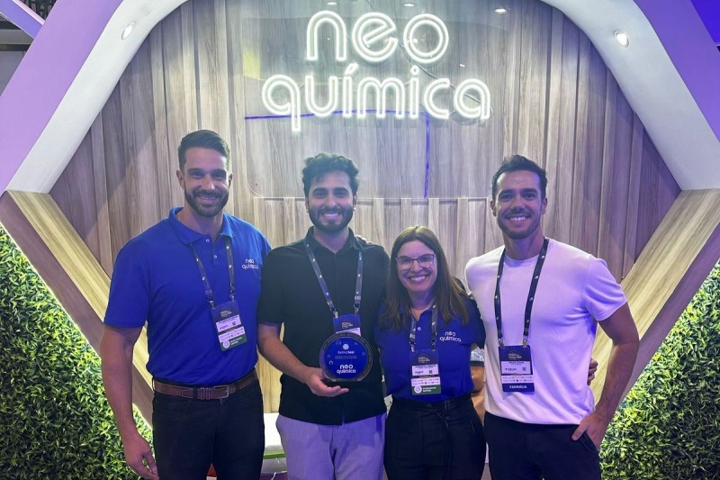 Equipe da Neo Química e da GEFAN na cerimônia de entrega do prêmio, em São Paulo (Divulgação)