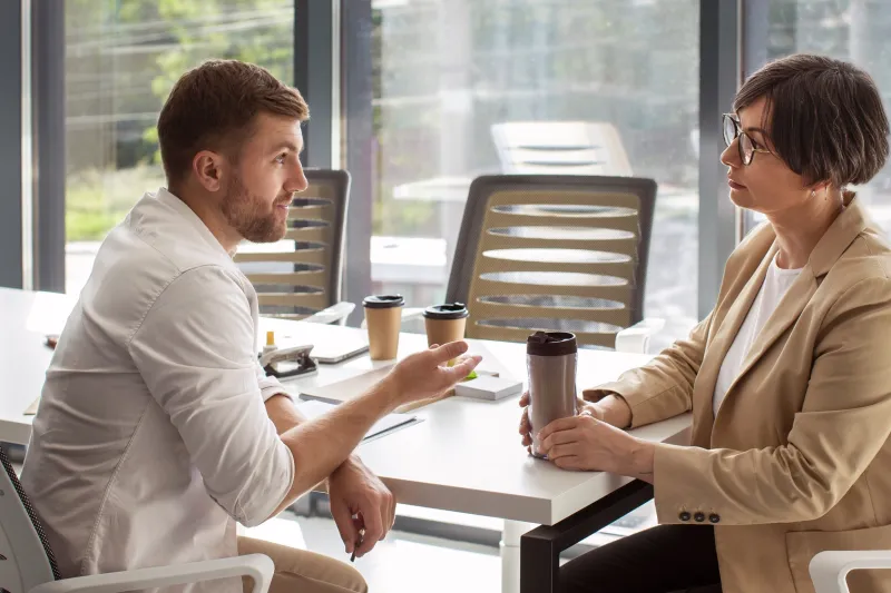 Além de apontar pontos a melhorar, líder deve sugerir caminhos e se oferecer para ajudar (Freepik)