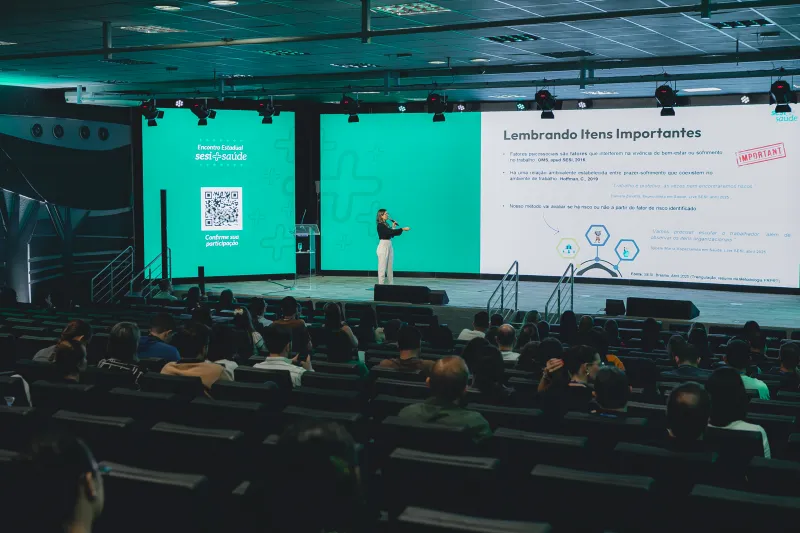 Primeiro conteúdo do dia foi sobre ergonomia, com a fisioterapeuta Carine Dall Agnol (Filipe Scotti)