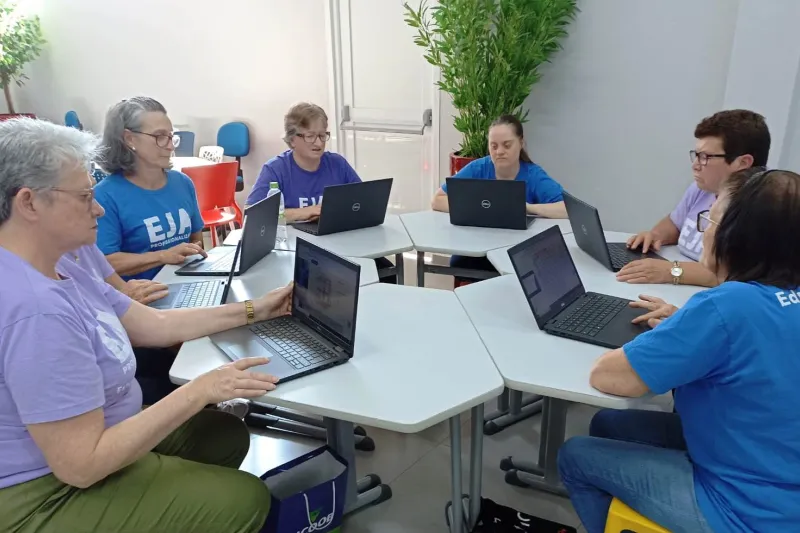 Modalidade integra ensino fundamental e médio com formação profissional no SENAI/SC (Divulgação)