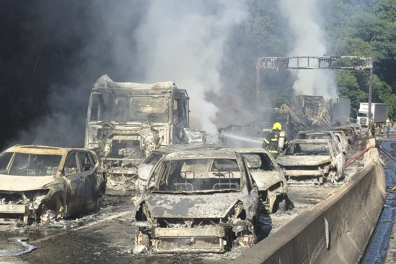 Acidente grave com caminhão de material combustível ocorreu neste fim de semana. (Foto: Luan Westphal/CBMSC)