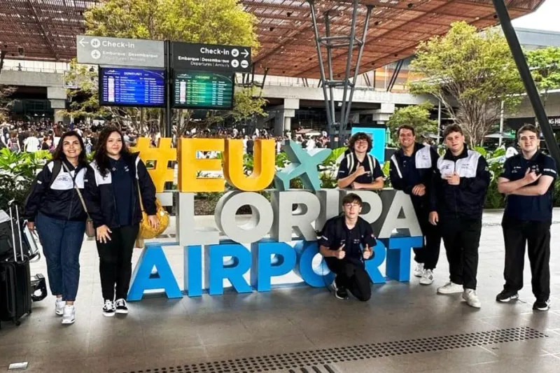 Competidores, técnico e equipe de apoio da escola viajaram juntos; retorno será dia 21 (Divulgação)