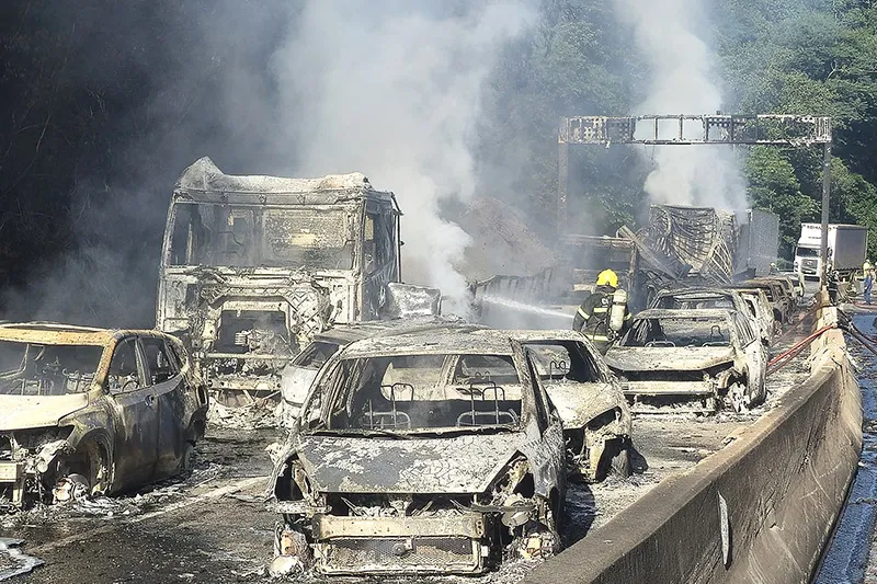 Perda de tempo e acidentes trágicos são constantes nas rodovias de Santa Catarina, estado com segundo maior número de acidentes em rodovias federais. Em função disso, os custos logísticos no Estado estão entre os mais altos do País – Foto: Luan Westphal (CBMSC)