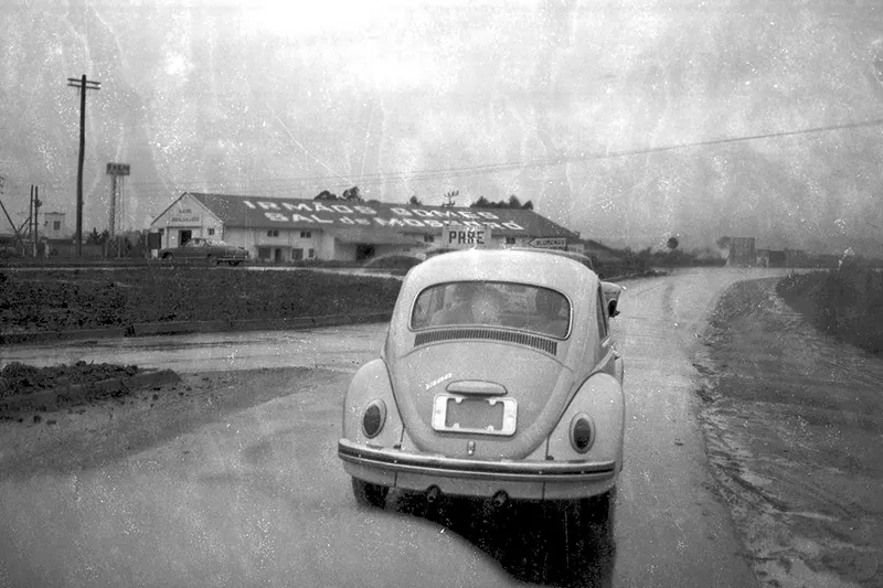 Até meados do século 20 a maioria das estradas de Santa Catarina era fragmentada e de chão batido, e o Estado vivia uma situação de isolamento do restante do País – Foto: Arquivo histórico José Ferreira da Silva