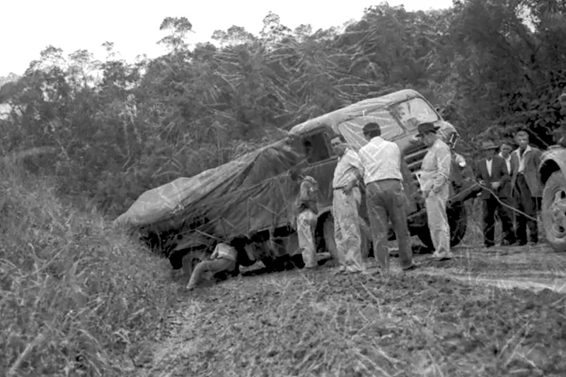 Até meados do século 20 a maioria das estradas de Santa Catarina era fragmentada e de chão batido, e o Estado vivia uma situação de isolamento do restante do País – Foto: Arquivo histórico José Ferreira da Silva