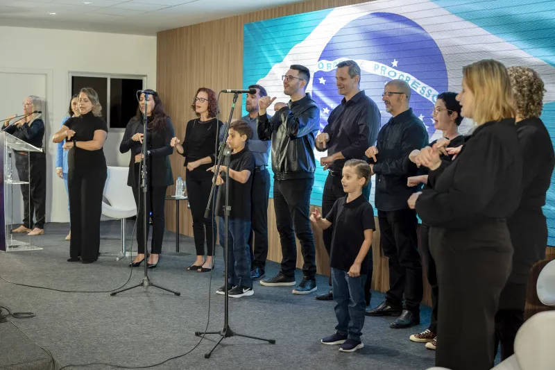 Coral da FIESC cantou Hino Nacional em LIBRAS; filhos de funcionários participaram