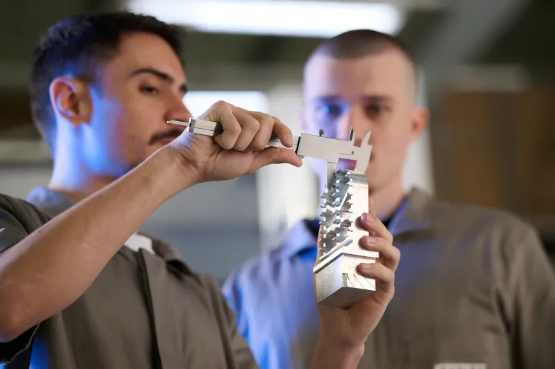 Há modalidades de curso que combinam estudo no SENAI e trabalho na indústria