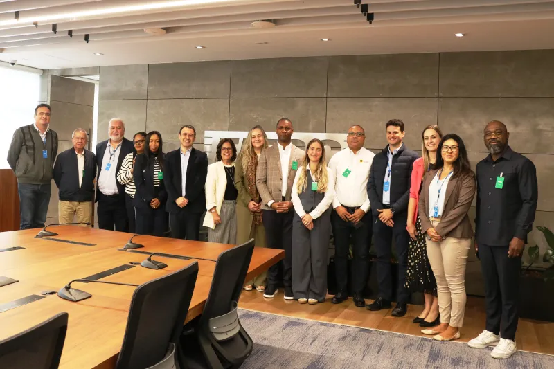 Fabrízio Pereira (sexto, da esquerda à direita) recebeu os angolanos na sede da FIESC (Dami Radin)