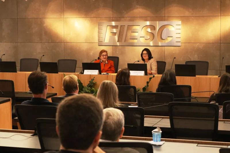 Tatiana Prazeres (direita) foi recebida por Maria Teresa Bustamante, na sede da FIESC (Dami Radin)