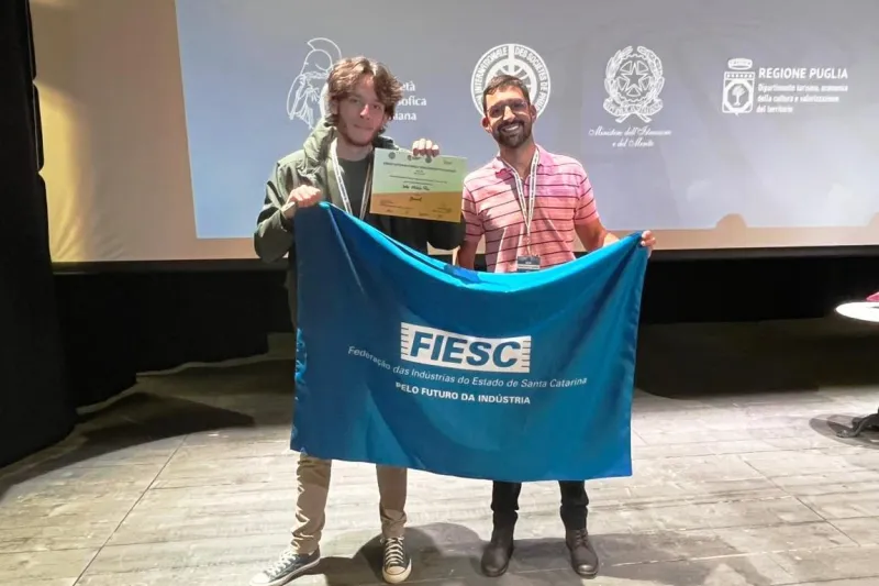 João Otávio (esquerda) e o professor Alisson Duarte no encerramento do evento (Divulgação)